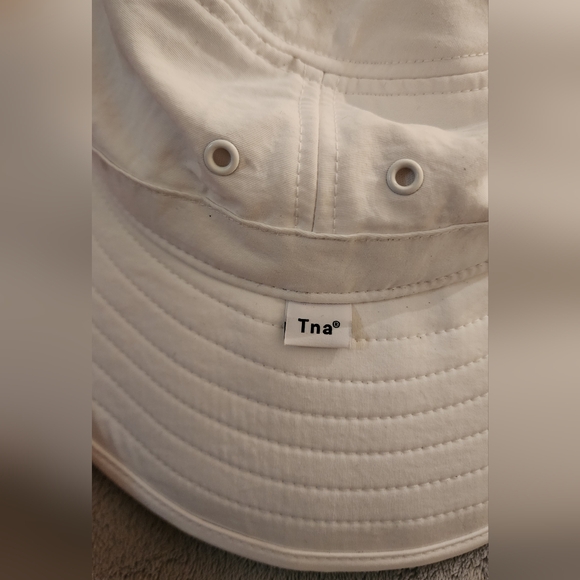ARITZIA TNA Passenger Bucket Hat Drawstring in White M/L - Picture 4 of 8